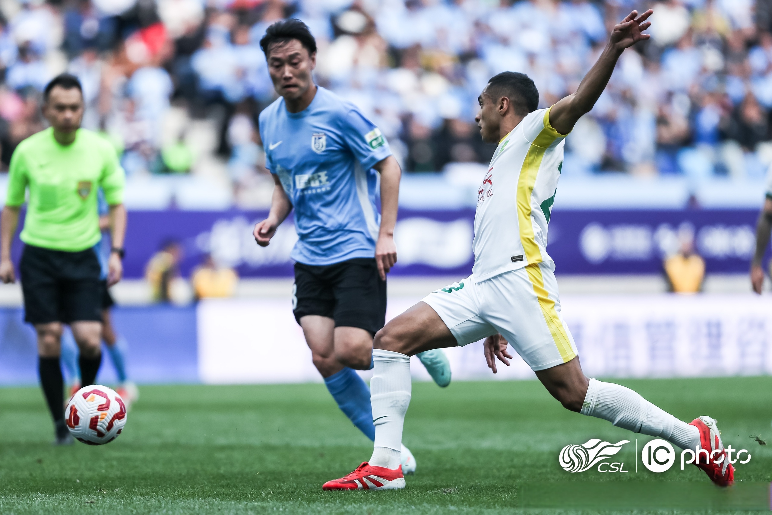 关于上海海港训练开放日，集结日官宣签约引欢呼，国王杯在即，年轻球员得到机会的信息爱游戏体育